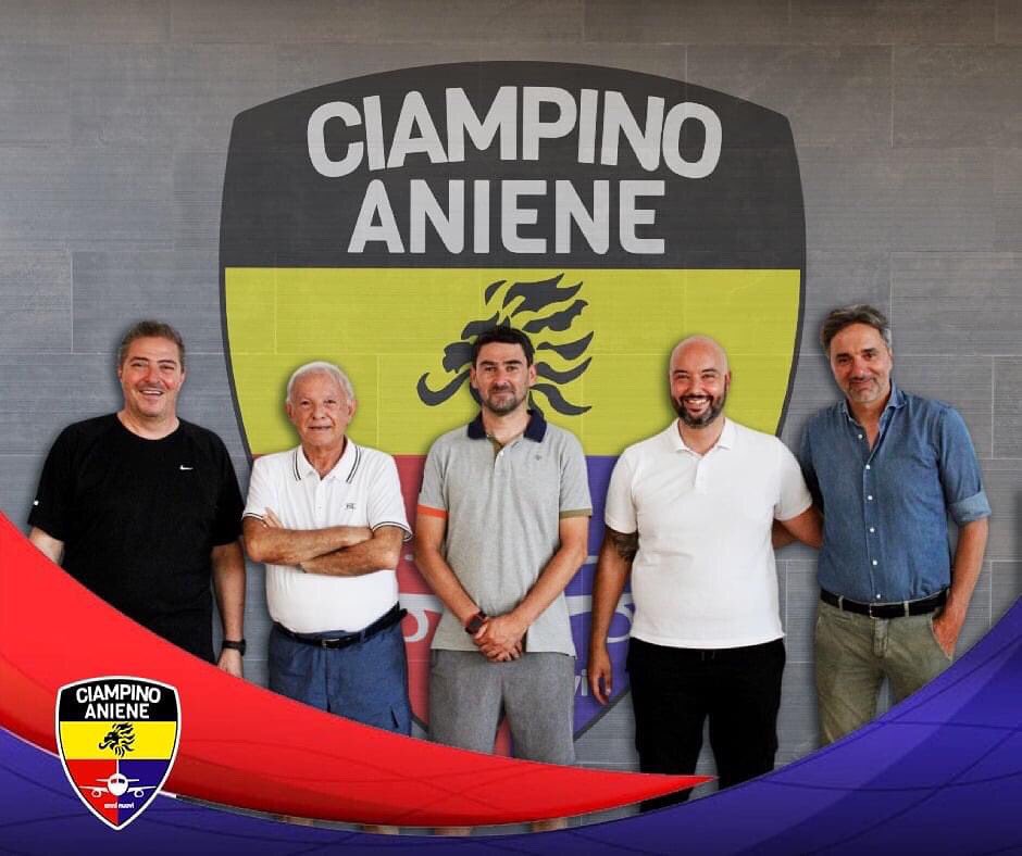 TopPlayersManag's tweet photo. 💣💣 Bicampeón del Mundo en la @DivCalcio5 

La TopPlayers Management está orgullosa de anunciar la llegada de @Danibacae al fútbol sala italiano. El reconocido técnico hispano-brasileño será el encargado de guiar al Ciampino Aniene C5 en el próximo campeonato de la Serie A. https://t.co/YaeoQ93x3W