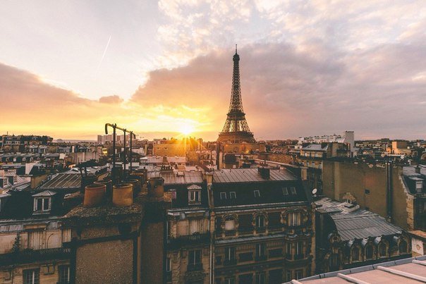French vk. Париж закат на крыше. Париж на закате фото. Париж с закатом с домами. Архитектура Парижа на закате.