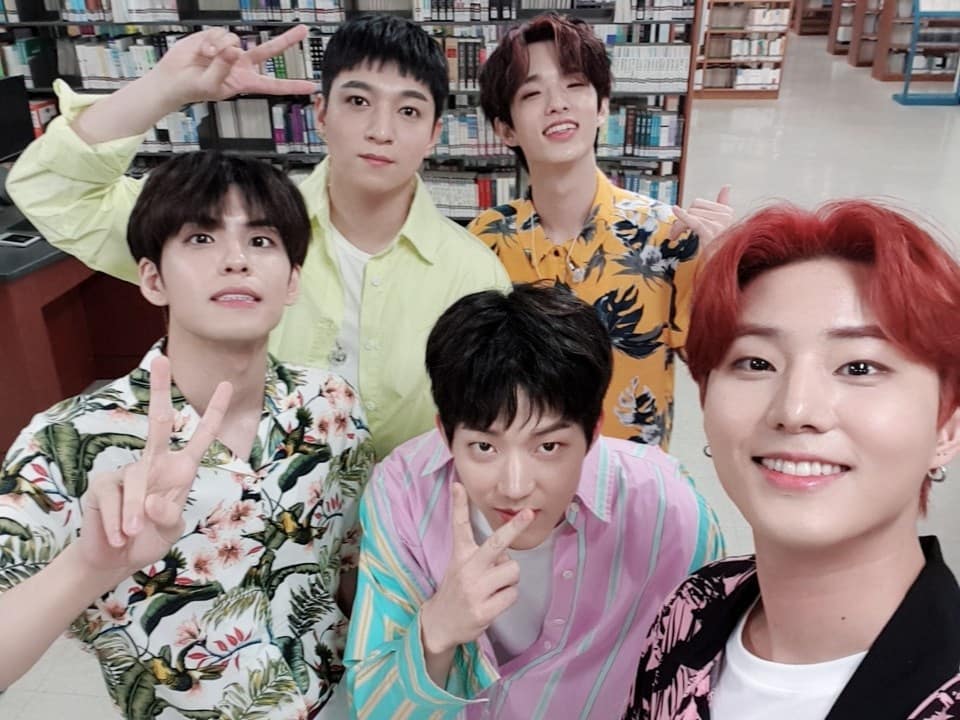 MYeveryDAY_DAY6's tweet photo. วันนี้เราเป็น #MYDAY ครบ 1 เดือนแล้วนะ เย้ๆ🥳 ทุกวันที่ผ่านมาจนถึงตอนนี้มีความสุขมากเลย #DAY6 มาเติมเต็มชีวิตเรา ฮีลใจเราให้กลับมาสดใส ด้อมนี้น่ารักทั้งศลปและแฟนคลับเลย😊 เสียดายน่าจะรู้จักเร็วกว่านี้ แต่ไงก็รู้จักแล้วนะ ยิ่งรู้จักก็ยิ่งรักขึ้นเรื่อยๆ สัญญาว่าจะติดตามตลอดไปฮับ💗 https://t.co/biZH0wFZxG