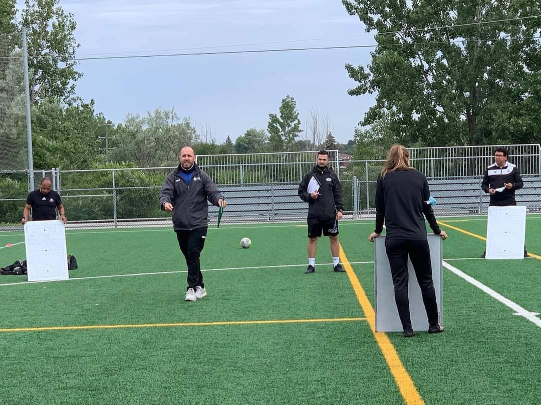 SoccerQuebec's tweet photo. Hier avait lieu sur les terrains de Bois-de-Boulogne une formation destinée aux futurs formateurs et formatrices des nouveaux cours communautaires.
On continue le travail! 💪 https://t.co/JLBEv86Skr