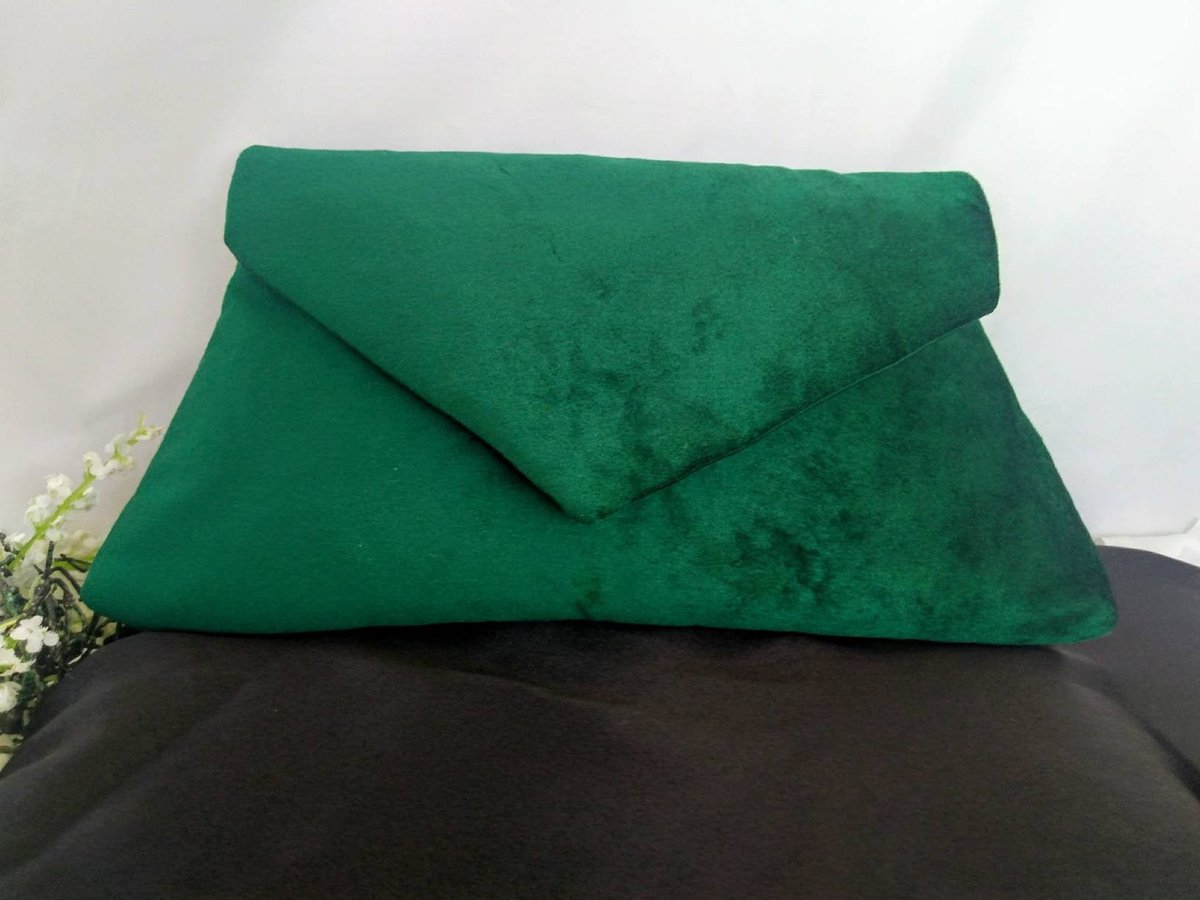 BarbCarroll2's tweet photo. Excited to share the latest addition to my #etsy shop: Green velvet clutch purse, green envelope clutch, velvet bridal, purse green bridal clutch, green evening clutch https://t.co/6knsO4w0Py #wedding #classic #clutch #green #blue #evening #envelope #velvet #forbride https://t.co/uwJTr7ggqJ