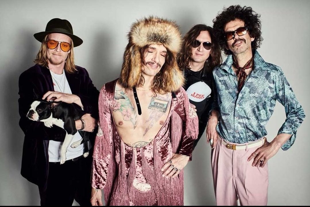 JustinHawkins's tweet photo. A new @thedarkness album means a new photoshoot. What you think? 

📸 the incredible lensman @simon_emmett https://t.co/eV0OU5VFoD