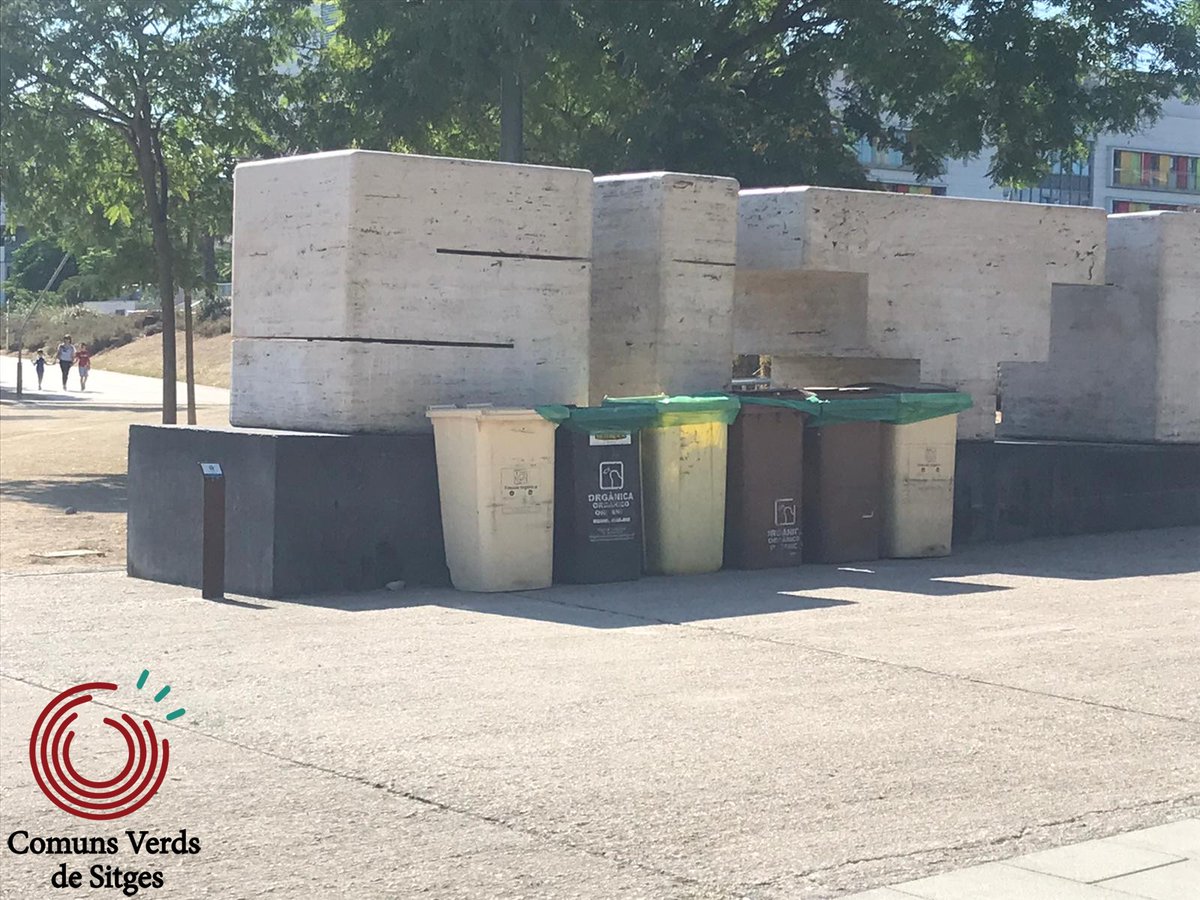 VerdsECSitges's tweet photo. COMPLIMENT ORDENANCES I NETEJA
Ahir vam traslladar al regidor Monasterio les següents imatges:
🌳⚠ Incompliment de l'ordenança respecte a la prohibició de penjar qualsevol element als arbres.
🗑😲 Sorpresa davant la ubicació d'aquests contenidors.
#femsitgesverd https://t.co/3tqbR4Yqbg