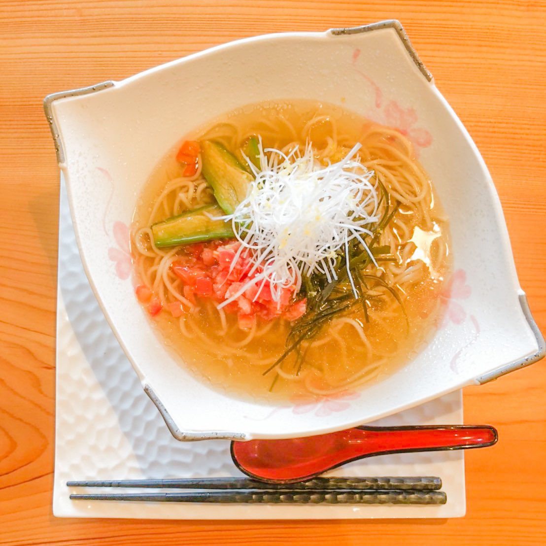 kesenmiso's tweet photo. ＞＞未利用魚ラーメン🍜デビュー！＜＜
週末は #下北線路街空き地 #Mishmash 出店🚗

イチオシは初お披露目
平塚日海丸コラボラーメン🙌

一杯に約666g。朝獲れ鮮度バツグンの未利用魚をその日のうちに下処理したスープは、魚の旨味がぎゅっと詰まったあっさり系。おいしい未利用魚をなくしましょう😆 https://t.co/Bcz2IAzNhz