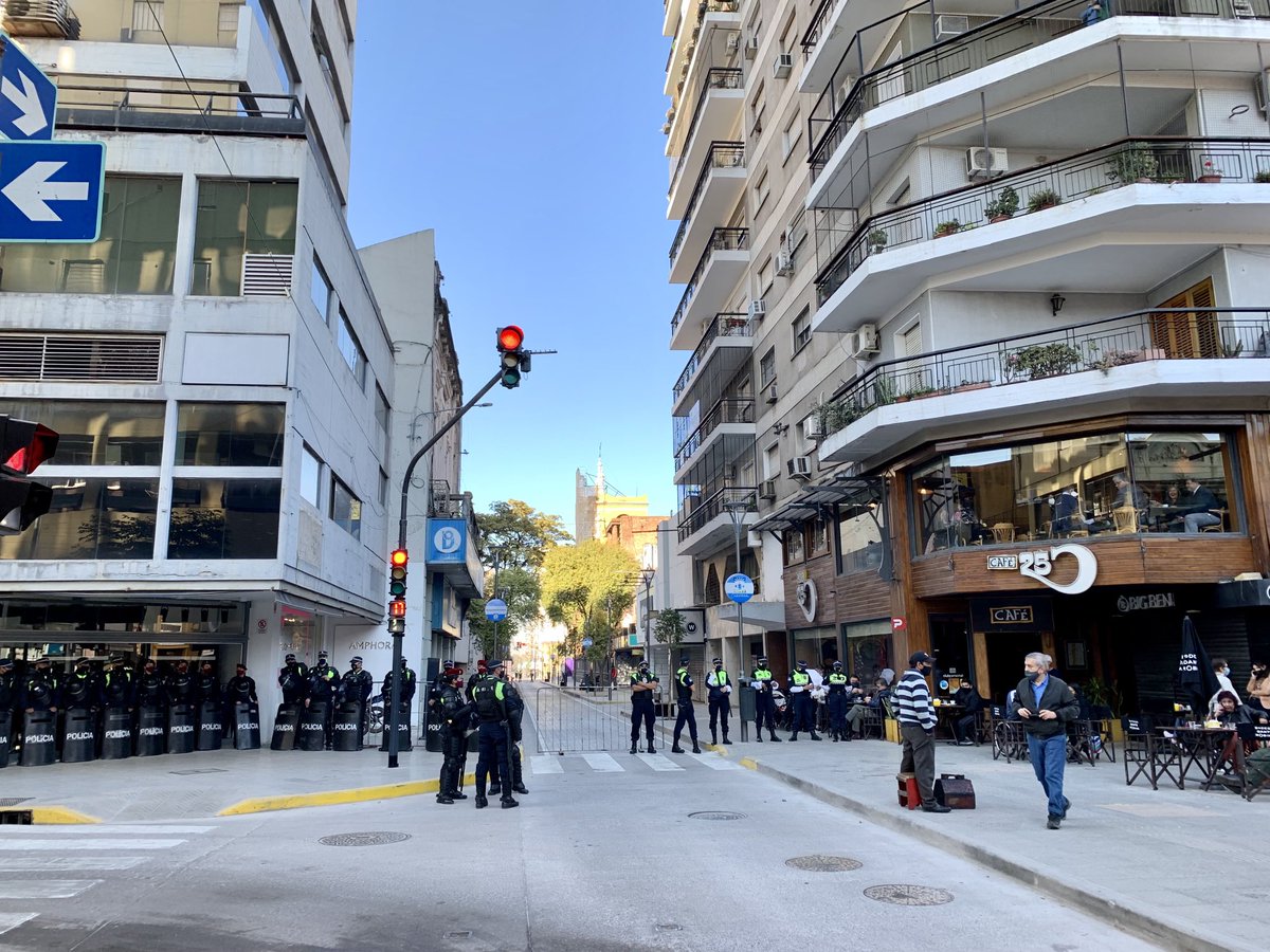 Festejos del 9 de Julio en San Miguel de Tucumán. La policía molió a palos e impide que la gente y los autoconvocados del campo lleguen al centro.