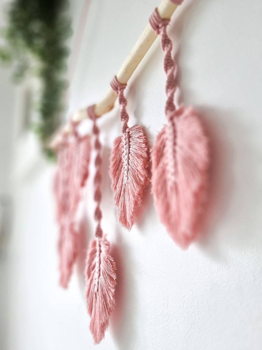 HandmadeFYHome's tweet photo. // NEW // I always love making a hanging for a customer in a new colour. Although I've made lots of pink hangings I've not made the 6 Leaf in pink until now. Get yours at https://t.co/fo9xG2ECPb #handmadehome #macrame #handmadeuk #handmadewithlove #etsyshop #etsystore https://t.co/sSTKXYtbc0