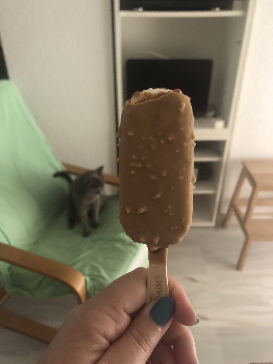 soysori's tweet photo. Perdón por preocuparme en verano por temas de verano pero no creéis que los magnums cada año los hacen más chicos??? https://t.co/LMMc9uZH4H