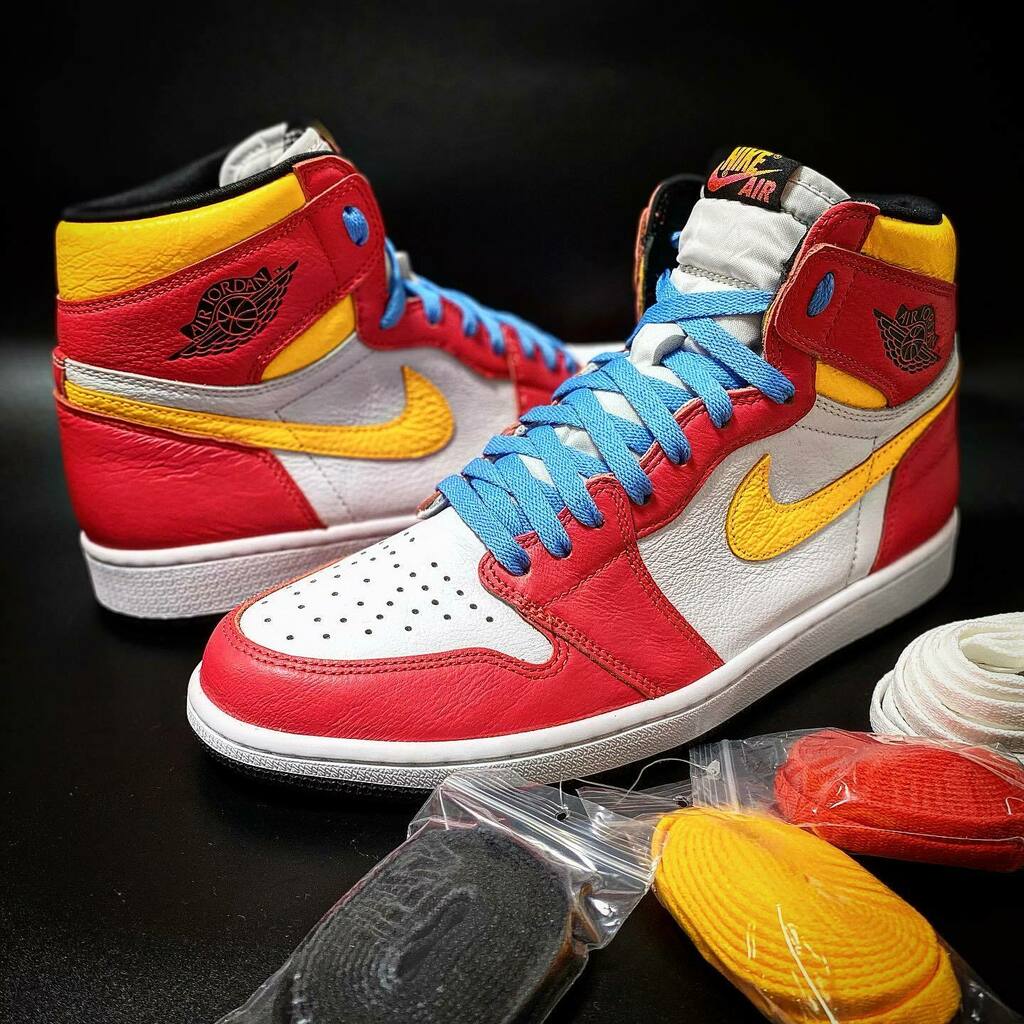 hanachu25's tweet photo. はるばるUnited Kingdomからやってきました。AIR JORDAN 1 “Fusion Red”。ちゃんとシューレースは4色付いてましたが、WEBで見た情報サイトの画像が通してたUniversity Blueの紐にしてみました。結局、品代の他に関税・消費税・立替手数料と合わせ5,800円掛かった。高ぇ…。#airjordan1 #fusionred https://t.co/1RzKvvfgm5