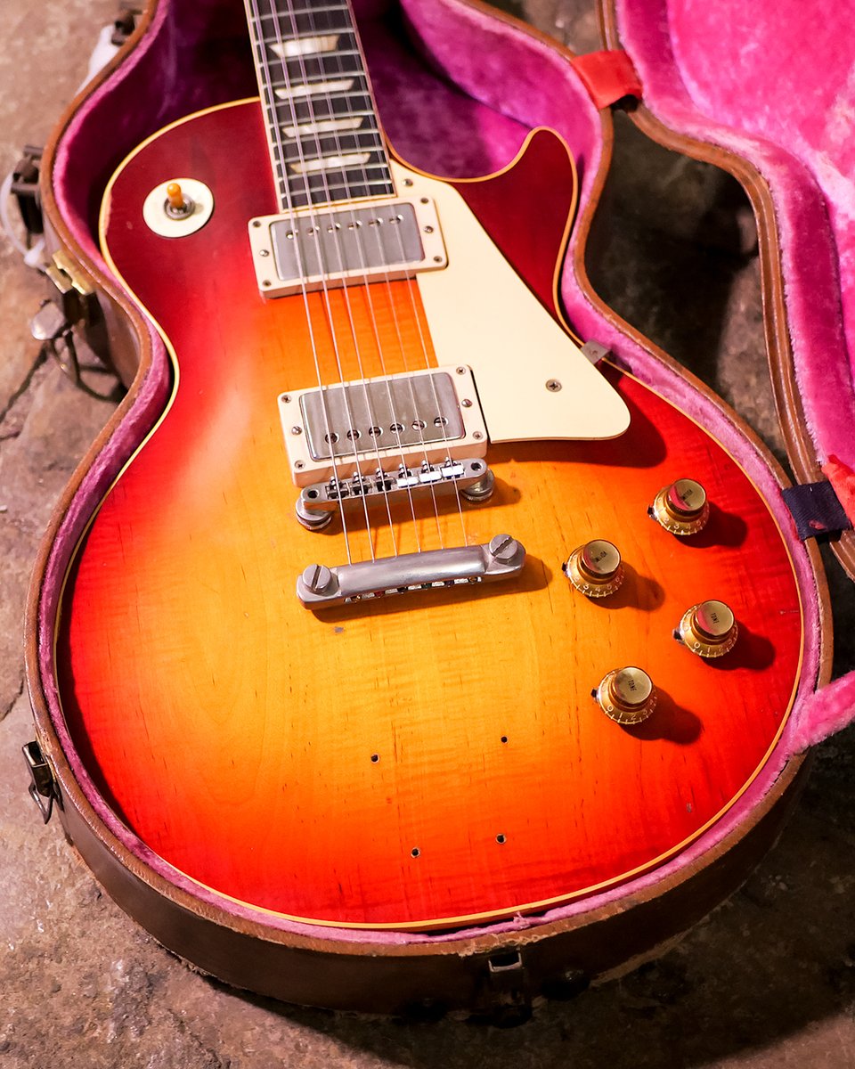 Those on the mailing list will have already had a sneak peak of this one, but its new arrival time and we've got something pretty special - a 1960 Gibson Les Paul Standard "Burst" 😍 
.
Check it out here and shoot us an email for more info! - notomguitars.com/products/1960-…