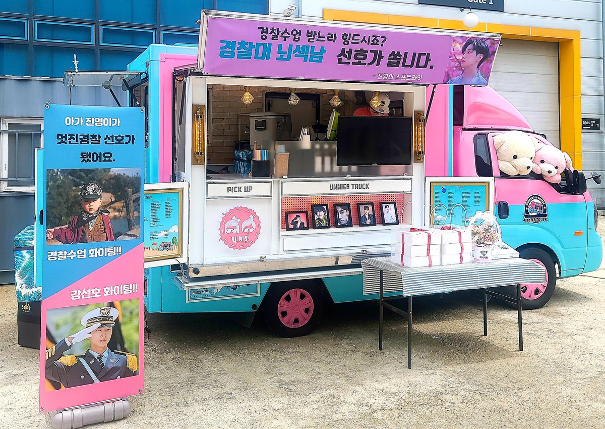 jy_spotlight's tweet photo. 천재해커에서 뇌섹남 경찰대생으로 
잘생김 멋짐 귀여움 삼박자를 모두 갖춘 #선호 의 #경찰수업 을 응원하기 위해 커피차를 준비했어요
#선호 의 찬란한 꿈과
#진영 의 멋진 비상을 기원합니다!!
#경찰수업 대박나자!!!
@_jinyoung911118 https://t.co/K7nJR218oJ