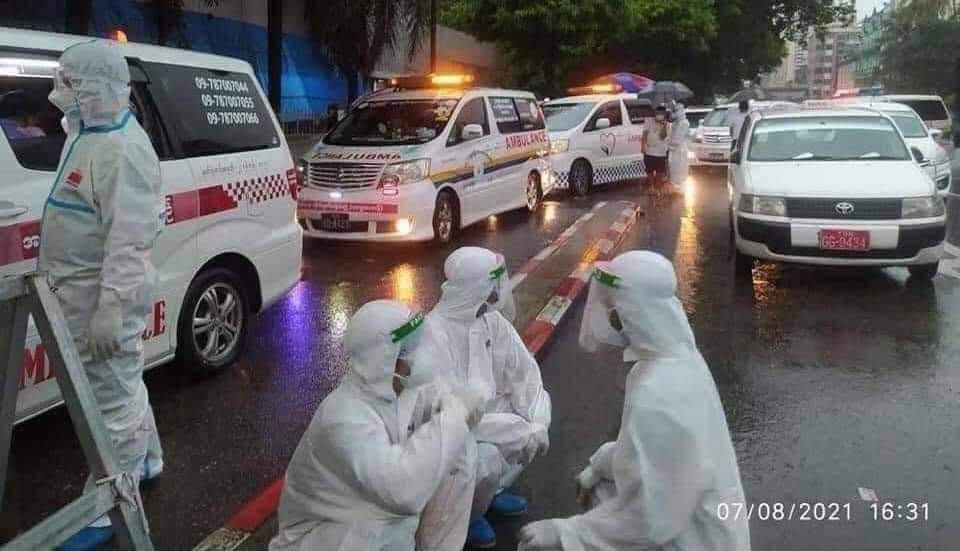 🚨 #Myanmar
The current situation of #COVID19 in Myanmar's Yangon. There are not enough hospital beds because of so many patients. And also face with lack of Oxygen.   Myanmar is in CHAOS with Covid and Coup.   #July9Coup #MilkTeaAlliance #WhatsHappeningInMyanmar <a href="/SAdamsR2P/">Simon Adams</a>