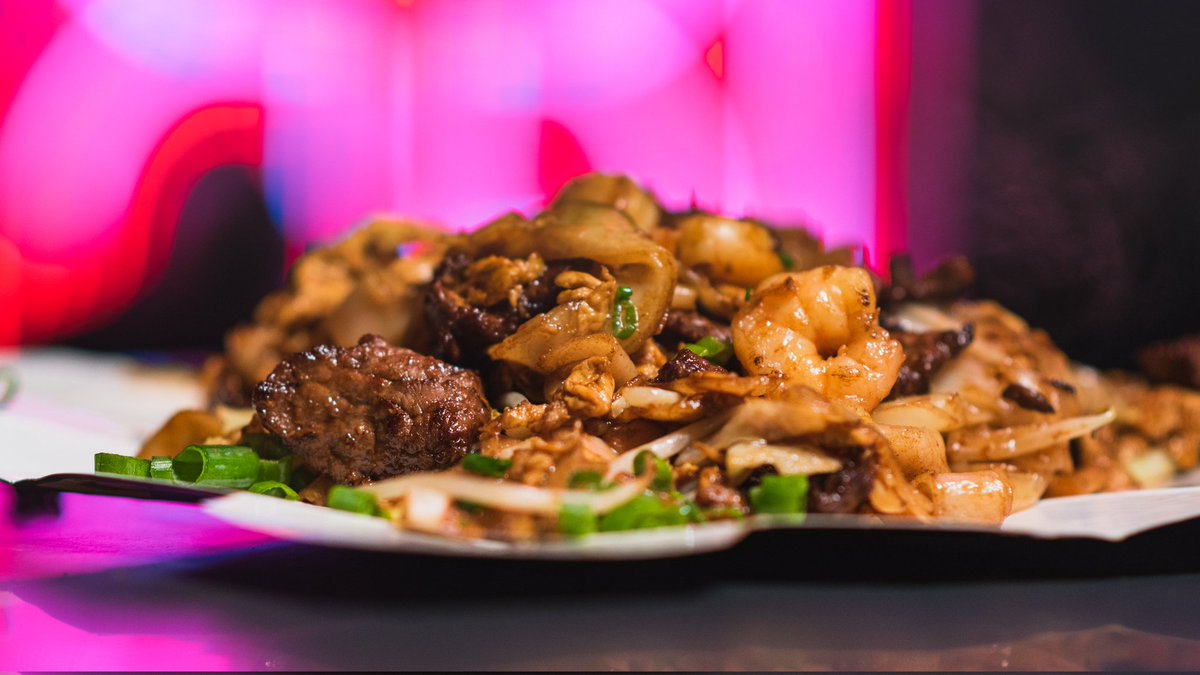 🥩 x 🍤 。C H O W F U N // 
Surf-n-Turf #Chowfun revisited! Freshly made rice noodles stir fried with egg, bean sprouts, @44farms Texas Black Angus beef and shrimp. Enjoy #chinesefood life! #米箱外卖 #闪回唐人街 #riveroaks #houheights #houston