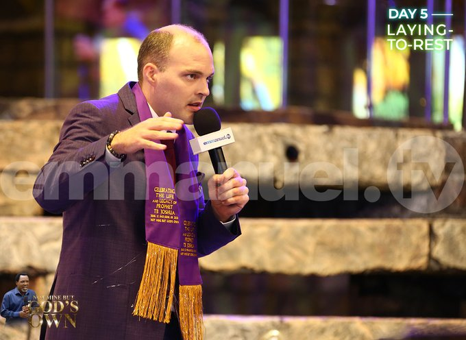 TBJoshua_FR's tweet photo. Le Prophète Chris dit encore à propos du Prophète T.B. Joshua : 
• Il se donnait à la prière et refusait d'être offensé.
• Il était accessible mais intouchable - éprouvé par le feu de la vie et éprouvé par l'épreuve du temps ! https://t.co/bE5EM4bfD2