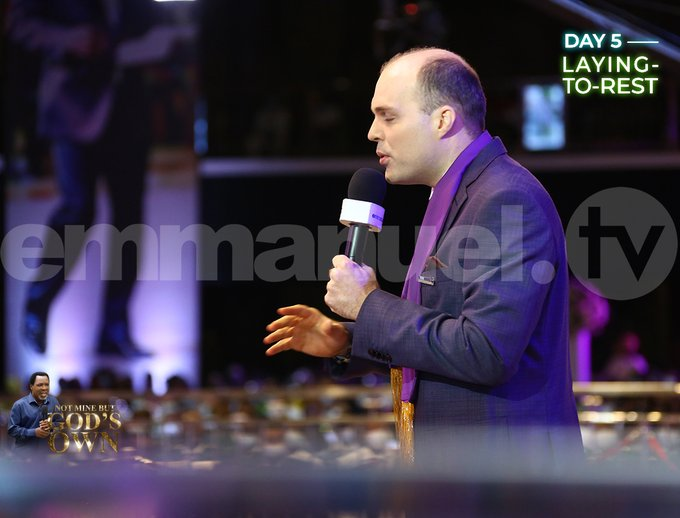 TBJoshua_FR's tweet photo. Le Prophète Chris a exhorté ses fidèles comme suit, en s'inspirant des enseignements du Prophète T.B. Joshua :
• Laissez votre combat à Dieu,
• Considérez votre situation comme une raison de vous rapprocher de Dieu, https://t.co/yQuuxbQ37S