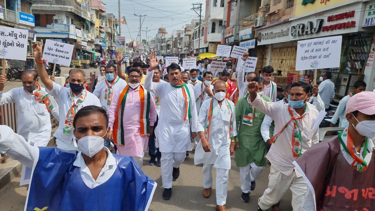 AmitChavdaINC's tweet photo. पेट्रोल- डीजल में भाव  बढ़ौतरी वापिस लो, प्रजा को लूटना बंद करो, के नारों के साथ  @narendramodi सरकार द्वारा बढ़ाई गई   महंगाई के विरोध में राजपीपला, नर्मदा जिले में प्रदर्शन। https://t.co/zuXdBid6b5