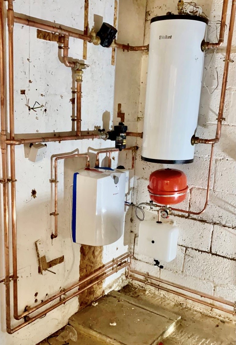 SWL_1978's tweet image. Great work from our local installs team, we have supplied and fitted a Vaillant air source heat pump. This heat pump will feed the seven new radiators &amp;amp; the zip water heater will supply the kitchen sink &amp;amp; an additional basin.

Another happy customer which is always the end goal.