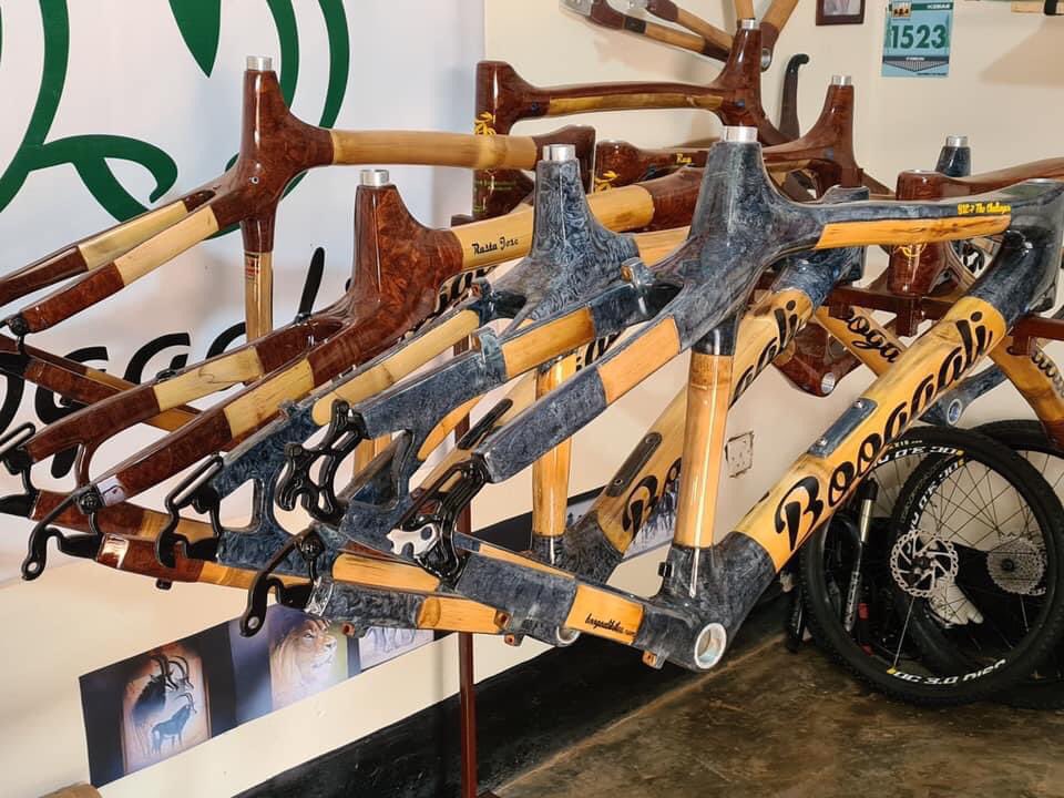 AfricaFactsZone's tweet image. Ugandan Entrepreneur, Noordin Kasoma makes high quality bikes using bamboo, bark clothes and old jeans.