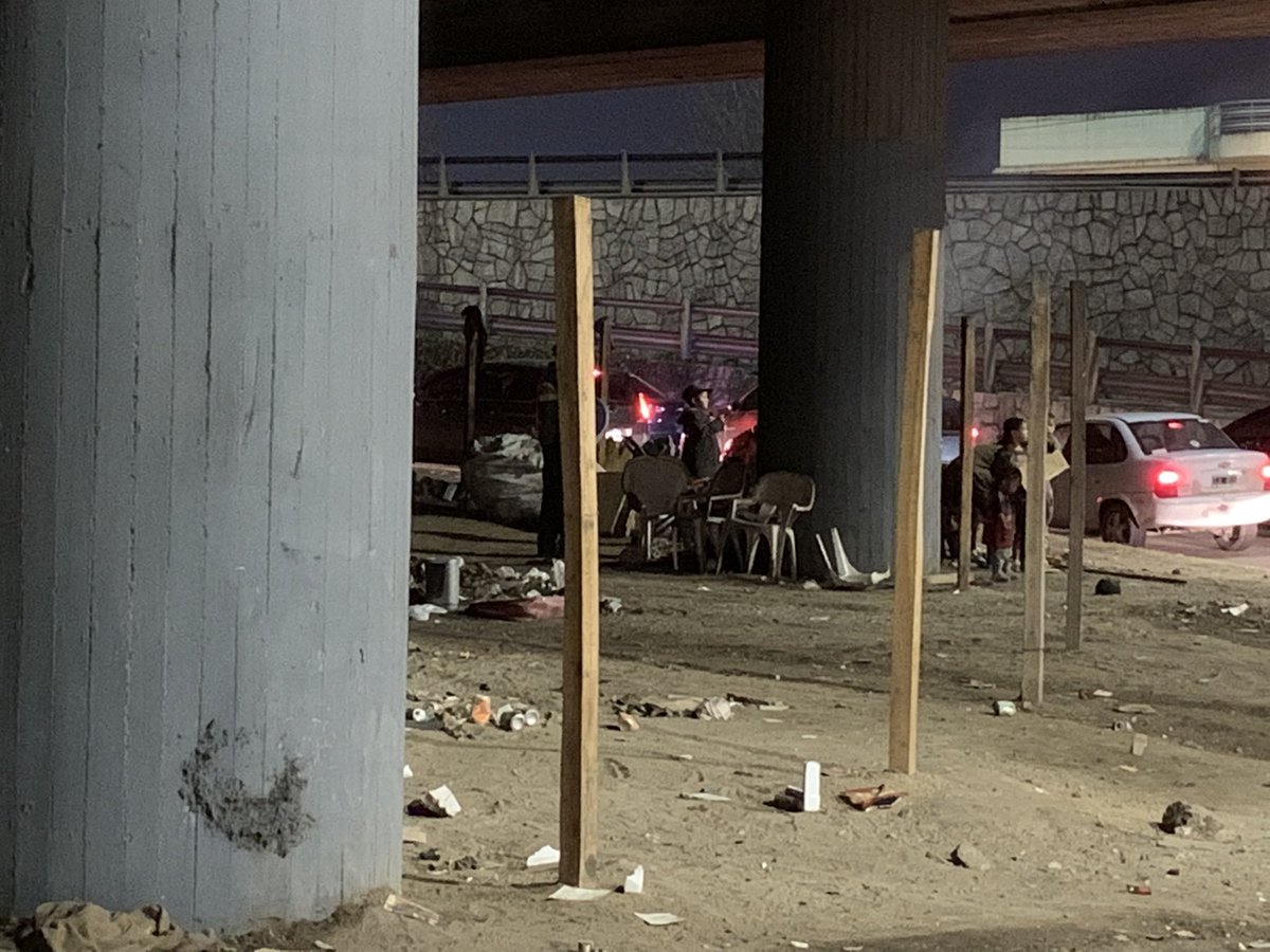 MapulCalzetta's tweet photo. Lo que me produce ver a esta gente viviendo abajo de un puente. Chicos calentándose en un fueguito improvisado. Sucios. Jugando. Como puede ser. Esto no debería pasar. 🥺🤬 https://t.co/j0YbnnI9wu