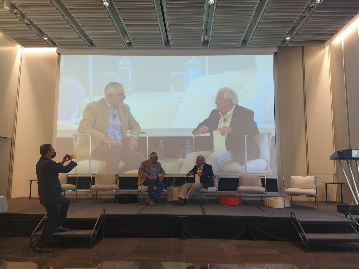 annagrauarias's tweet photo. ✌️Bona tarda Catalunya. En la Escuela de Verano de @Societatcc en la mejor compañía, escuchando a #FernandoJauregui entrevistar a @carrizosacarlos... https://t.co/sMt7hiTaOA