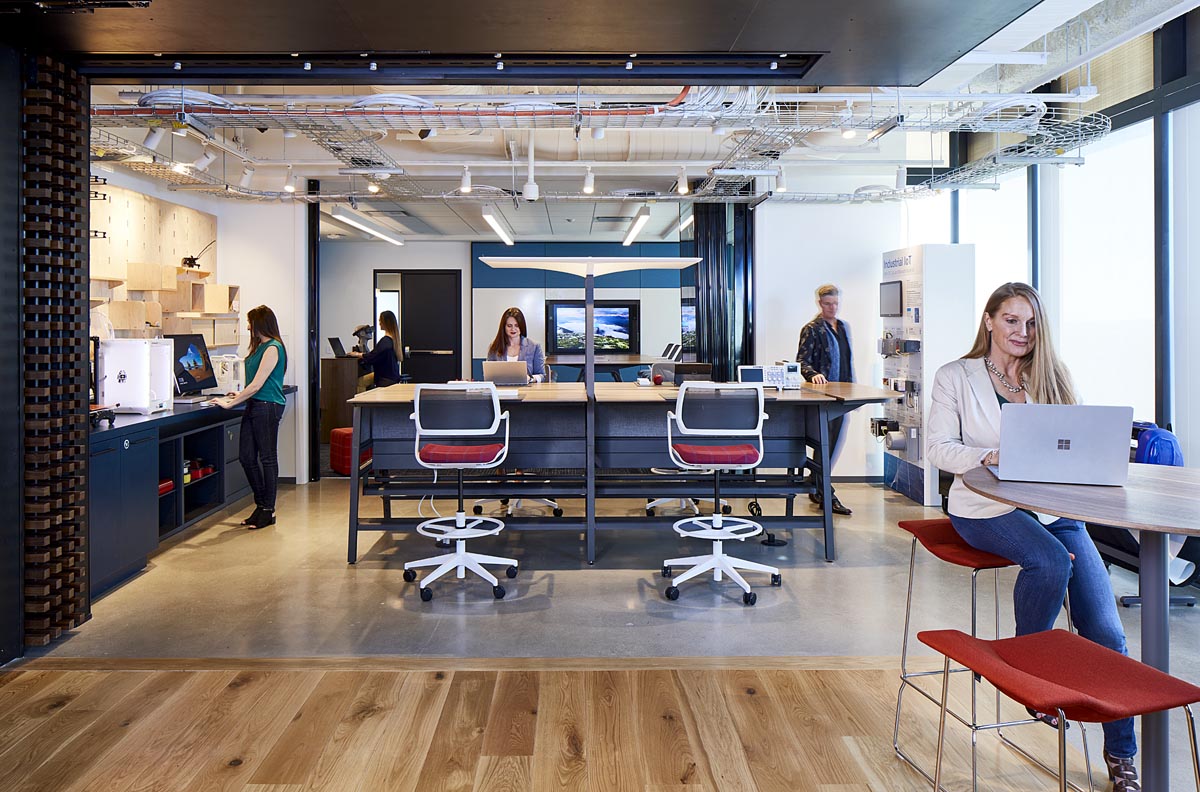 HITTContracting's tweet photo. Our #HITTAtlanta team, in partnership with @Ai3Architects + @Colliers, built this 37,000-sf Class A office for @Microsoft Alpharetta. The focal point of this space is a curved wall clad in solid leather imported from Europe, making this the first product application in the world! https://t.co/ABx5PaObj6