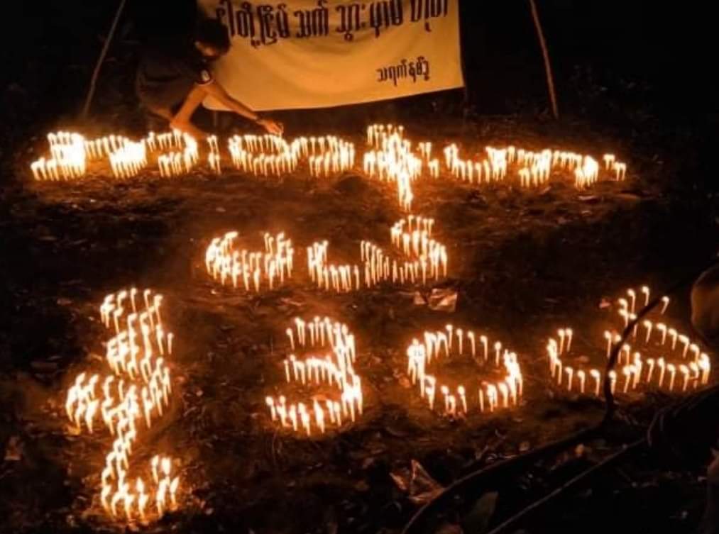 LeeDam_3's tweet photo. Guerrilla style anti-coup candlelight night protest was held by locals in Thayetchaung Tsp.
#July9Coup
#WhatsHappeningInMyanmar https://t.co/oc4Yb2PsHa
