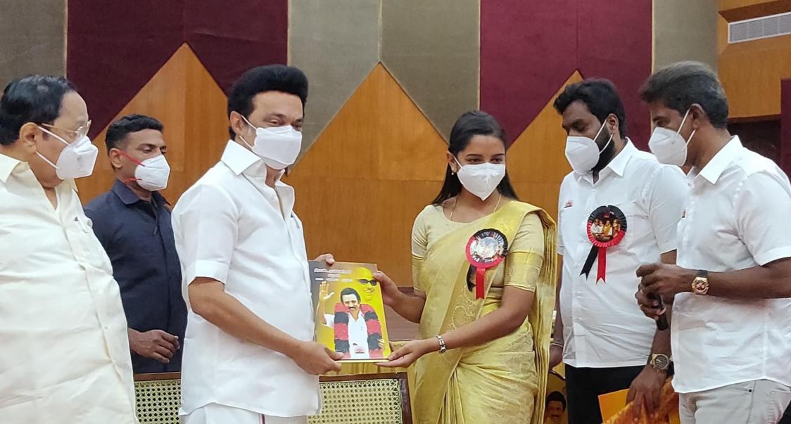 Tamizhachi_Offl's tweet photo. அரசியல் என்பது பெரும் கடல். இதுவரை ஏட்டுப்பாடத்தில் படித்ததையே நம்பிய  நான், அனுபவப் பாடம் படிக்கத் தொடங்கி இருக்கிறேன். பெரியார் சொன்ன பகுத்தறிவின்படி, திராவிட அரசியலின் மாண்பையும், முக்கியத்துவத்தையும் இப்போதுதான் உணர்கிறேன். https://t.co/NALC9KvexN