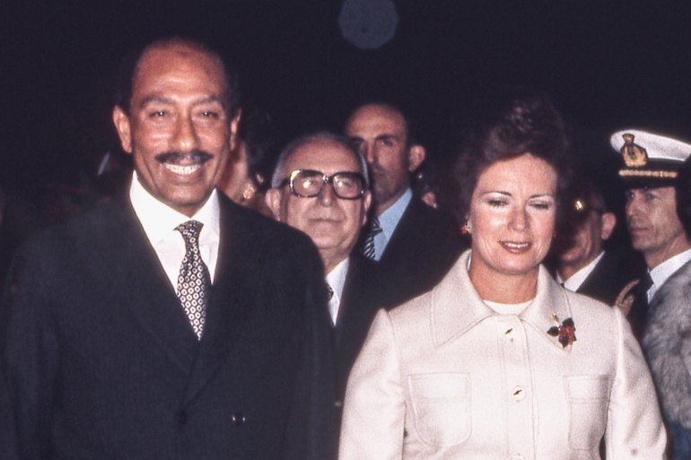 توفيت اليوم جيهان السادات زوجة الرئيس المصري الأسبق أنور السادات، عن عمر ناهز 87 عامًا.