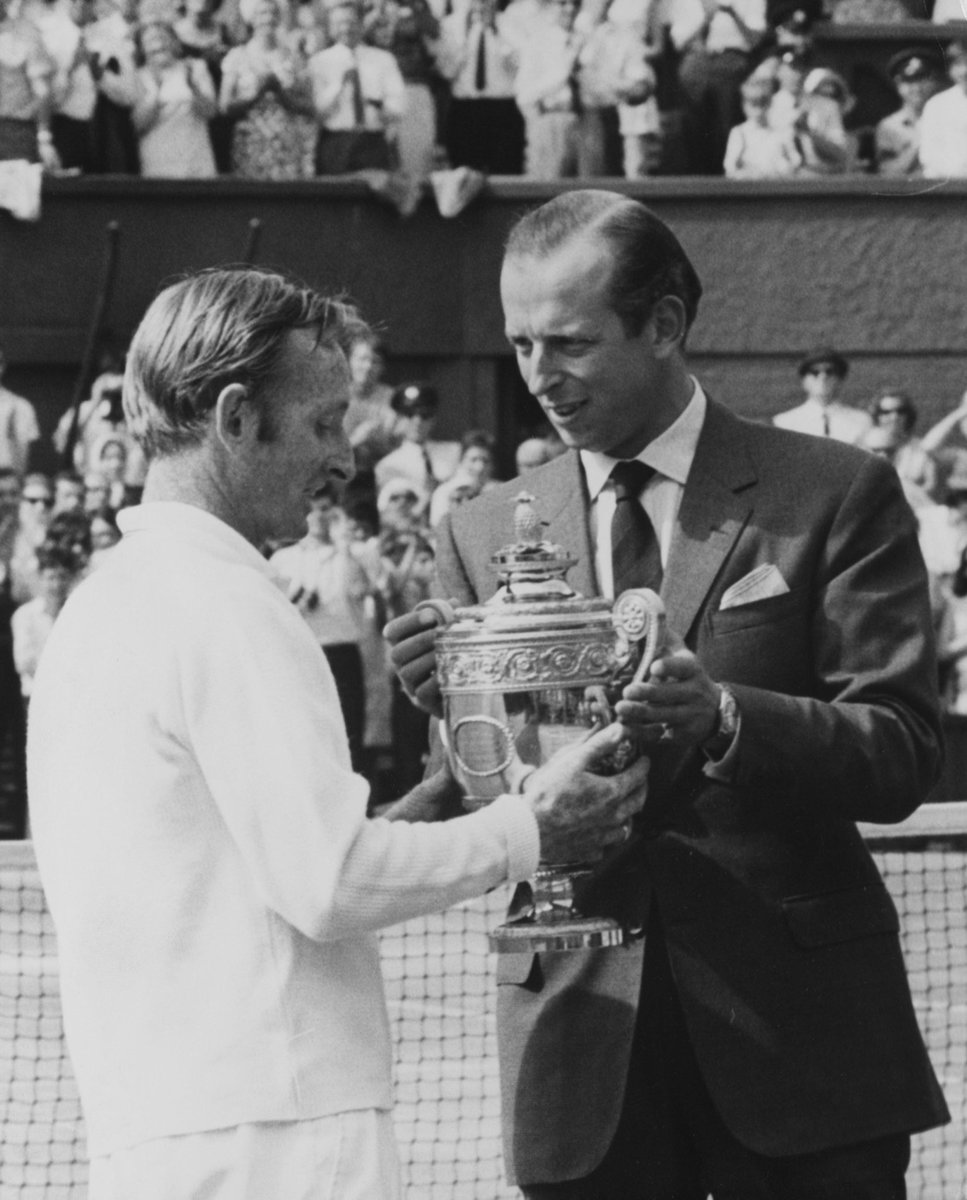 RoyalFamily's tweet image. 🏆🎾After over five decades as President of @Wimbledon, The Duke of Kent will present the Gentlemen’s Singles trophy for the last time on Sunday, before stepping down from the role. 

📸 The Duke and Rod Laver, 1969; The Duke and Novak Djokovic, 2018