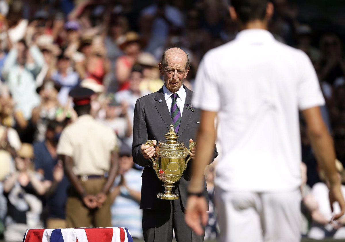 RoyalFamily's tweet image. 🏆🎾After over five decades as President of @Wimbledon, The Duke of Kent will present the Gentlemen’s Singles trophy for the last time on Sunday, before stepping down from the role. 

📸 The Duke and Rod Laver, 1969; The Duke and Novak Djokovic, 2018