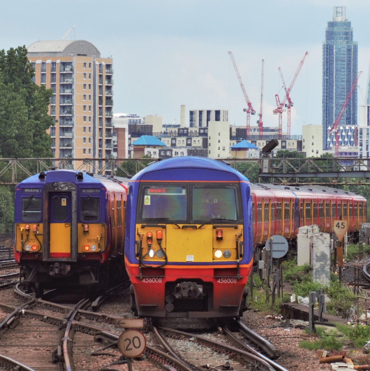ThePinkMeowstic's tweet image. 08/07/21
456008 leads 2J35 Waterloo - Hampton Court into Clapham Junction, passing 455870 at the rear of 2F36 Woking - Waterloo
#class455 #class456