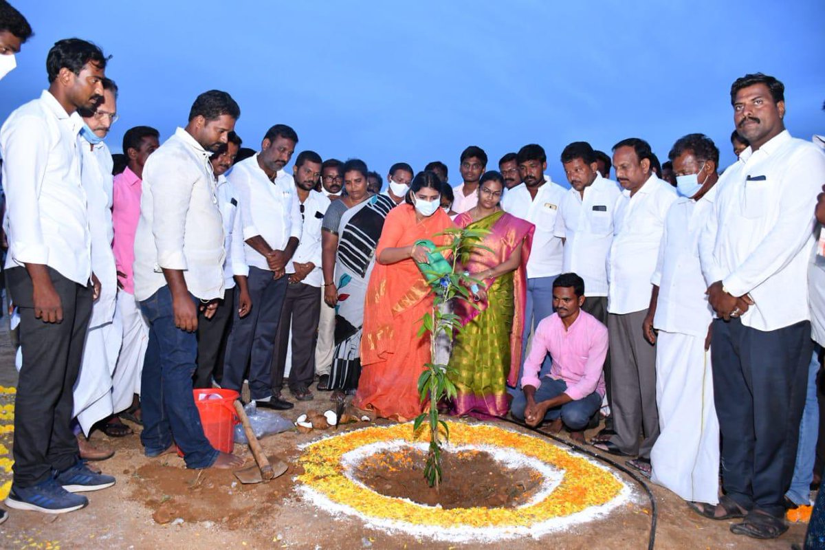 alurusamba's tweet photo. దివంగత నేత వైయస్ రాజశేఖర్ రెడ్డి గారి 72 వ జయంతి సందర్భంగా బుక్కరాయసముద్రం మండలం కొర్రపాడు గ్రామంలో గురుకుల పాఠశాలలో చెట్లు నాటే కార్యక్రమంలో @Padmavathy_YSRC పాల్గొన్నారు.
అలాగే నార్పల మండలం కేంద్రంలో ప్రధాన రహదారి బటర్ ఫ్లై లైట్స్ ప్రారంభోత్సవ కార్యక్రమం జరిగింది. https://t.co/qdf3DlaTXd