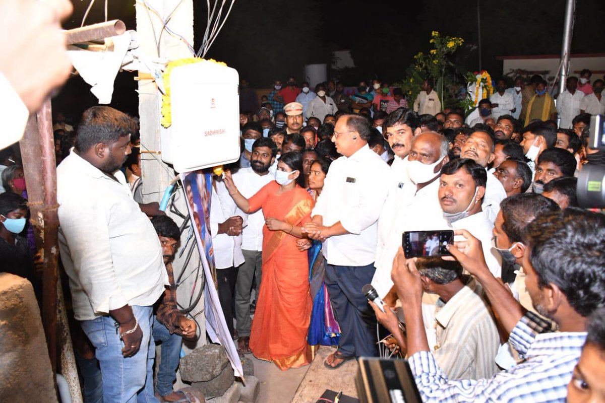 alurusamba's tweet photo. దివంగత నేత వైయస్ రాజశేఖర్ రెడ్డి గారి 72 వ జయంతి సందర్భంగా బుక్కరాయసముద్రం మండలం కొర్రపాడు గ్రామంలో గురుకుల పాఠశాలలో చెట్లు నాటే కార్యక్రమంలో @Padmavathy_YSRC పాల్గొన్నారు.
అలాగే నార్పల మండలం కేంద్రంలో ప్రధాన రహదారి బటర్ ఫ్లై లైట్స్ ప్రారంభోత్సవ కార్యక్రమం జరిగింది. https://t.co/qdf3DlaTXd