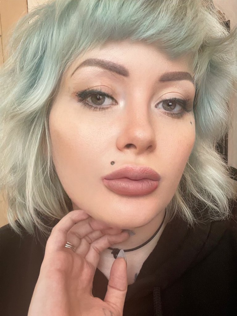 NicolettaWylde's tweet image. Still blocked from Facebook for threatening to kill an abuser so now my selfies live here, tell me how pretty I am because I am in great need of feeling desired at the moment. #notsubtle