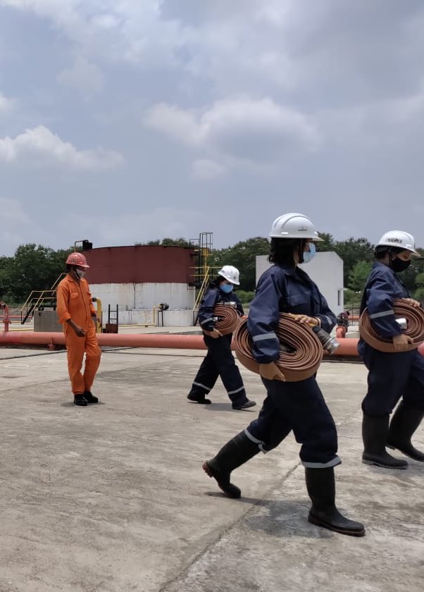 BPCRetailSewree's tweet photo. A good #firefighter knows how, an educated firefighter knows why. @BPCRetailSewree Officers learning to lead with firefighting #trainings and #skillupgradations 🔥👨‍🚒 https://t.co/sBms6xnUzf