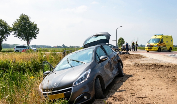 Auto's botsen op kruising Duijlweg en Midgraaf in Almkerk