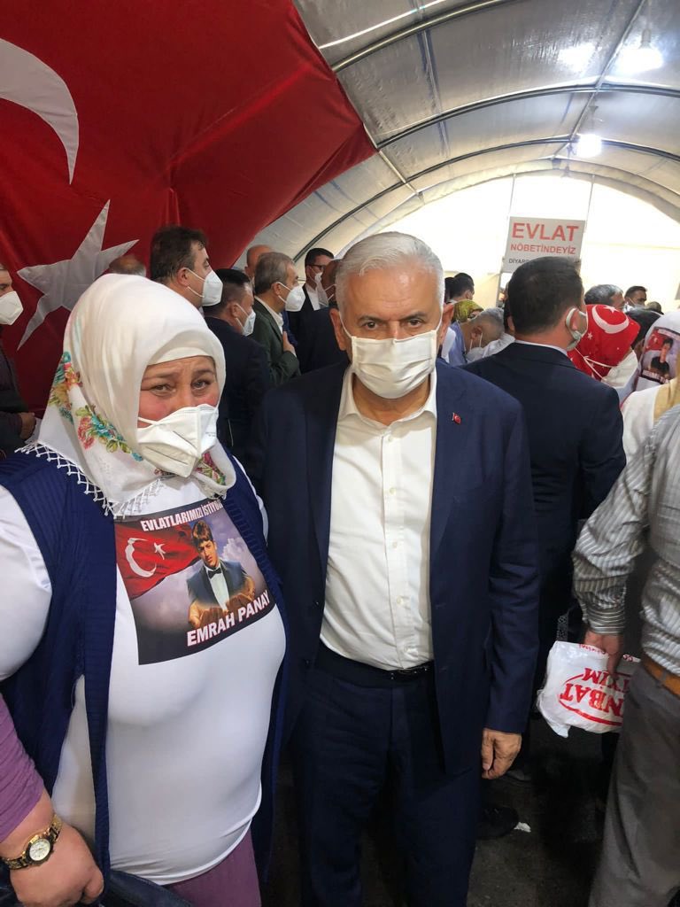 Acımız büyük ama umudumuz çok daha büyük. 

Diyarbakır Anneleri Allah’ın izniyle evlatlarına kavuşacak inşallah.

Bu ülkenin terör örgütlerine kurban edecek tek bir evladı yok.