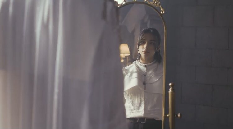 Khaula_H's tweet photo. Somebody better collect their man.. Hyunjin really did that #hyunjin #straykids #skz https://t.co/DnSBhmFK0R