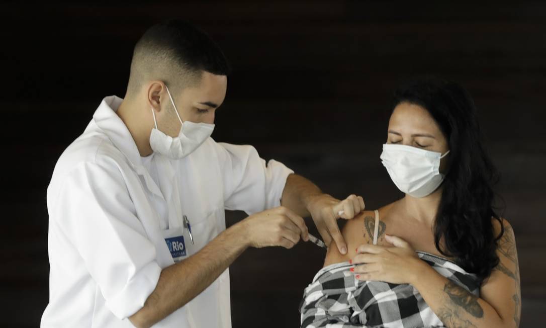Números da vacinação contra covid-19 no Estado do Rio de Janeiro após fechamento do dia 08/07/21:

1ª Dose: 6 208 897 (35,75%)
2ª Dose ou dose única: 2 303 479 (13,75%)

Fonte: Secretarias municipais de saúde e Secretaria Estadual de Saúde.