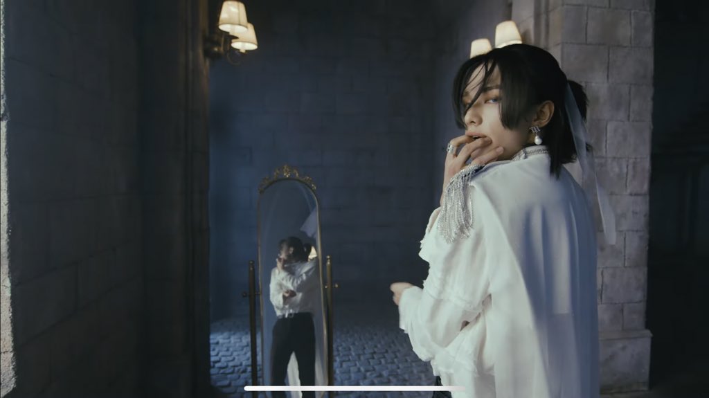 cloudyXOXOXO's tweet photo. The Stray Kids comebacks were some of the few good things to happen in the year 2020. And now, our Hwang Hyunjin is back to begin saving the year 2021 too.
Stream HYUNJIN PLAY WITH FIRE
#HyunjinSKZPlayer https://t.co/UmYcJjxIc1