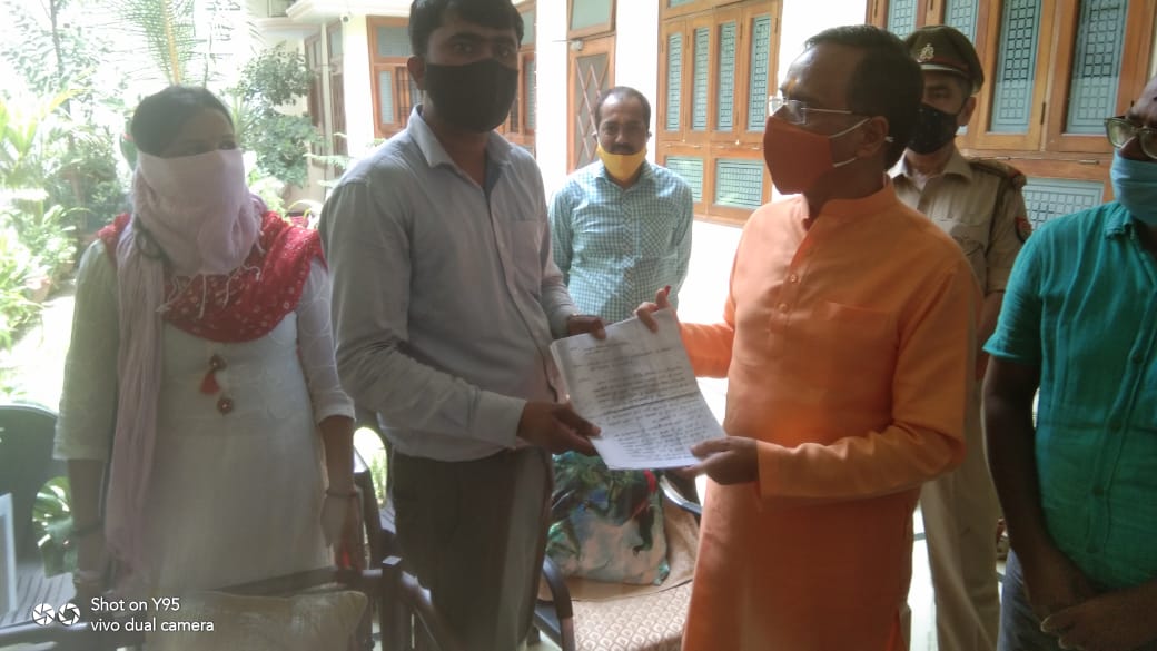 ShikhaT85867928's tweet photo. माननीय उच्च शिक्षा मंत्रीजी से मिलकर हमने अपना पक्ष रखा।मंत्रीजी की तरफ से हमें आश्वासन मिला कि 20 जुलाई तक नियुक्ति पत्र मिल जाएगा।हम सभी जीडीसी चयनित मंत्रीजी के प्रति आभार प्रकट करते हैं और उम्मीद करते हैं कि अब तय की गई समय सीमा में हमें नियुक्ति मिल जाएगी।
@drdineshbjp https://t.co/yS8X0yhcJZ