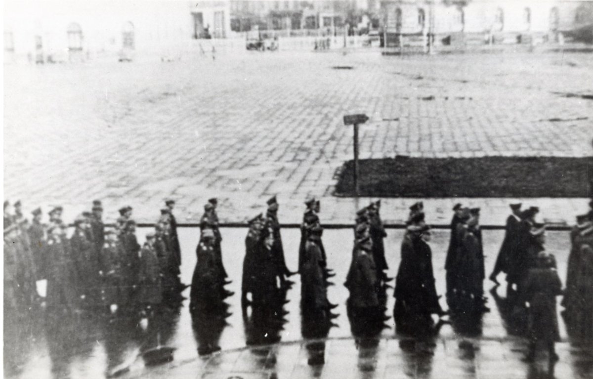 Pogrzeb Franza Kutschery 4 lutego 1944 r. na konspiracyjnych fotografiach wykonanych z ukrycia, z okien #PałacSaski #Saski
