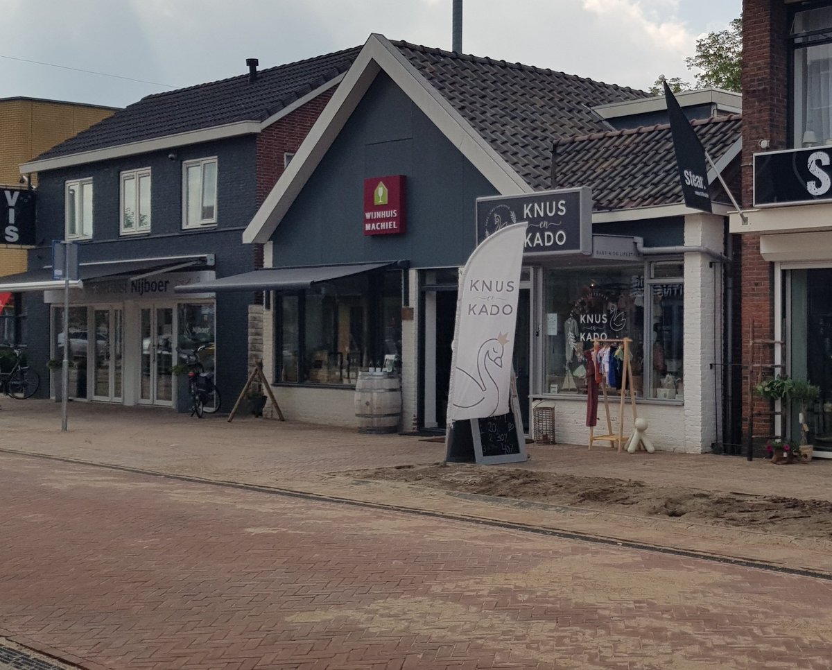 De straat is weer open! Welkom: te voet, te fiets en per auto (of vrachtwagen/bus 😉) #Surhuisterveen #DeDellen