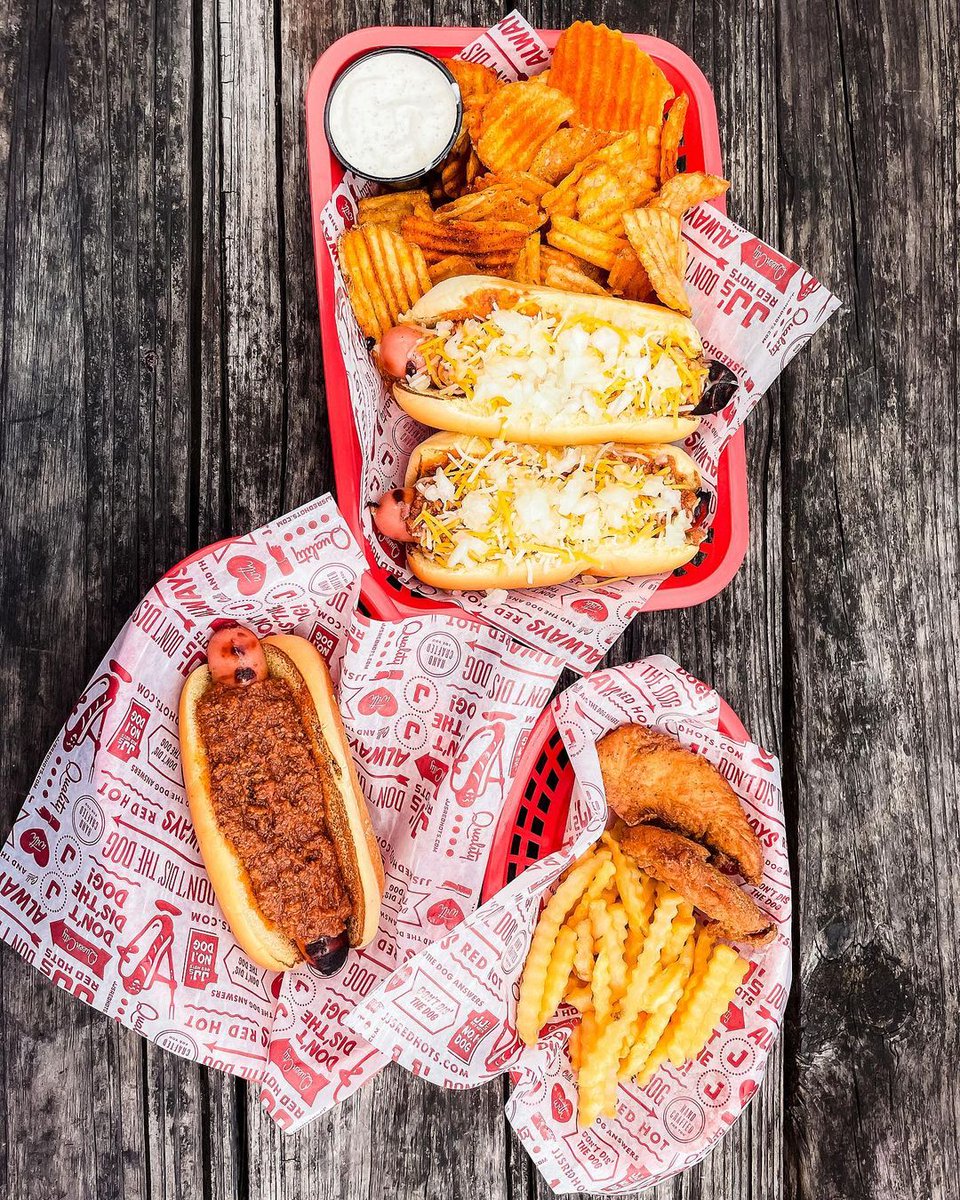 Sahlens's tweet image. Who wins: #ChiliDog or #ChiliCheeseDog? @JJsRedHots 📸  @wardnoms