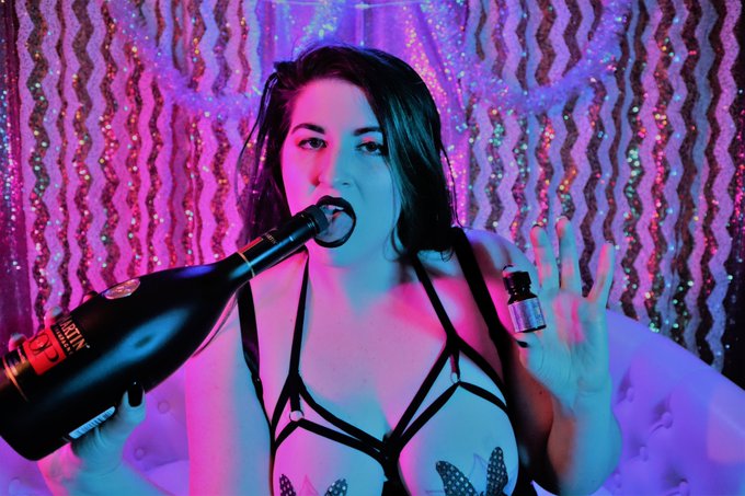 I feel like fucking up some popper sluts today!  Who is up for a forced intox drain? https://t.co/Fx