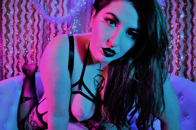 I feel like fucking up some popper sluts today!  Who is up for a forced intox drain? https://t.co/Fx