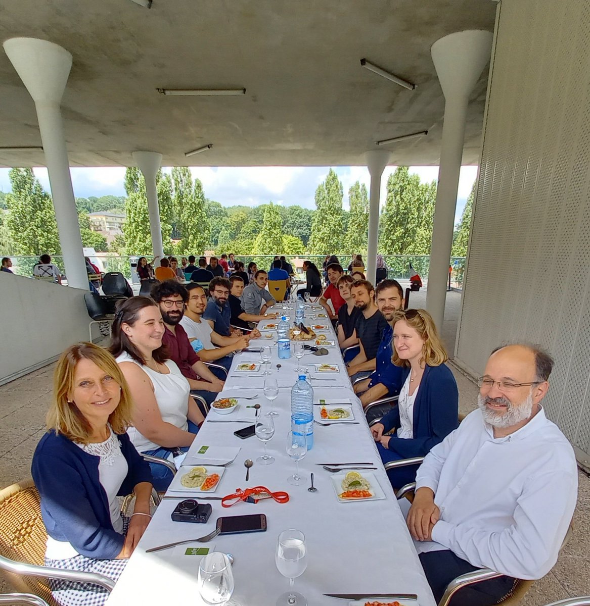 Inria_Nancy's tweet photo. 👋 Faire des sessions d'accueil en virtuel, c'est bien mais pouvoir enfin se rencontrer en vrai, c'est mieux 😉
📸 Temps d'échange, découverte du #CreativLab & visite de @VilledeNancy: une journée bien remplie pour les nouveaux chercheurs du centre @Inria & @labo_Loria. #Welcome https://t.co/2s5TRFs3h3