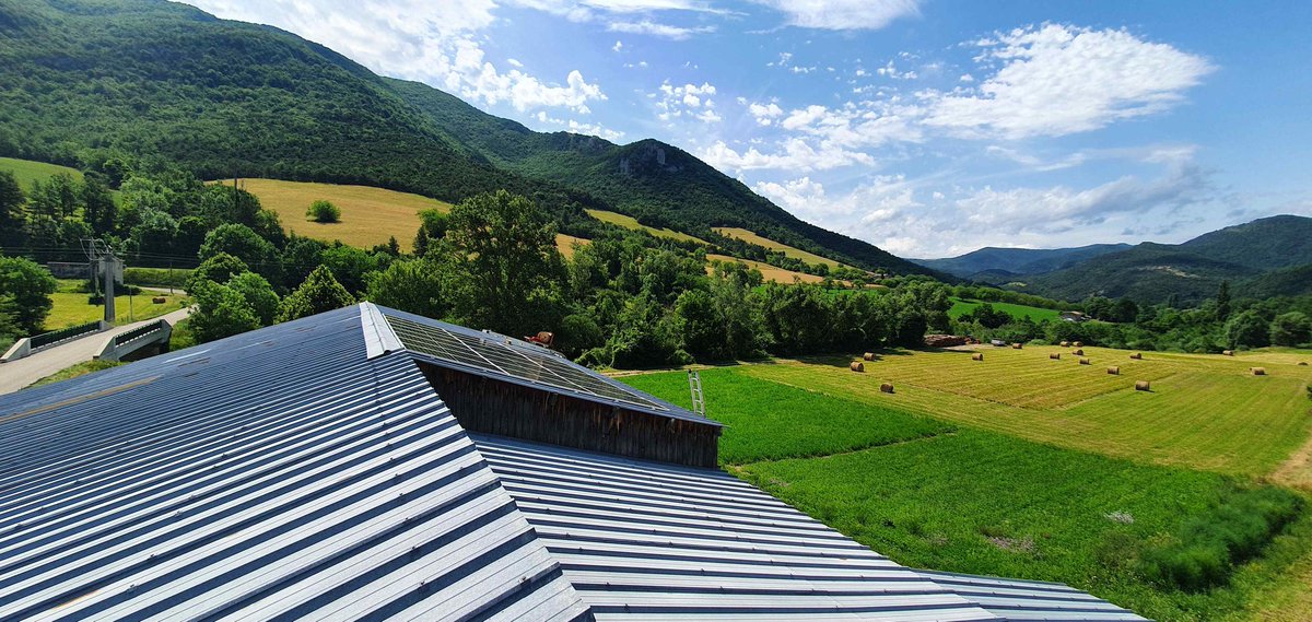 Merci à @BleuSoleilÉnergie  pour cette nouvelle installation 🌞 réalisée a #stJulien-en-quint. Prestation de qualité, photo comprises😉.