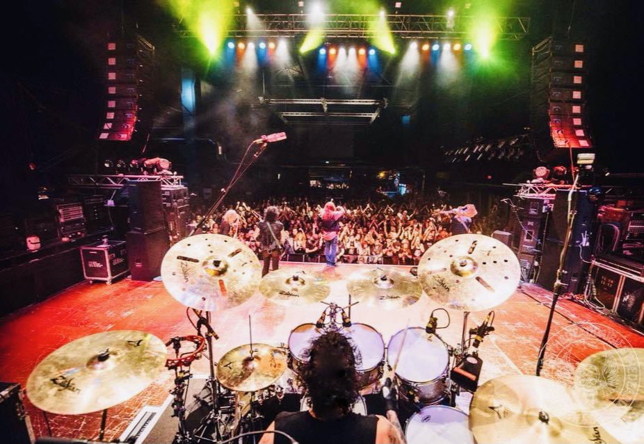 A drummers 🥁 view is the BEST VIEW! 👁👁 TGIF folks!! Have an awesome weekend!!

#drummers #drummersview #rocknrollconcert #rockphotography
#deencastronovo #teamdeeno #tgifriday 📷: #thedeaddaisies