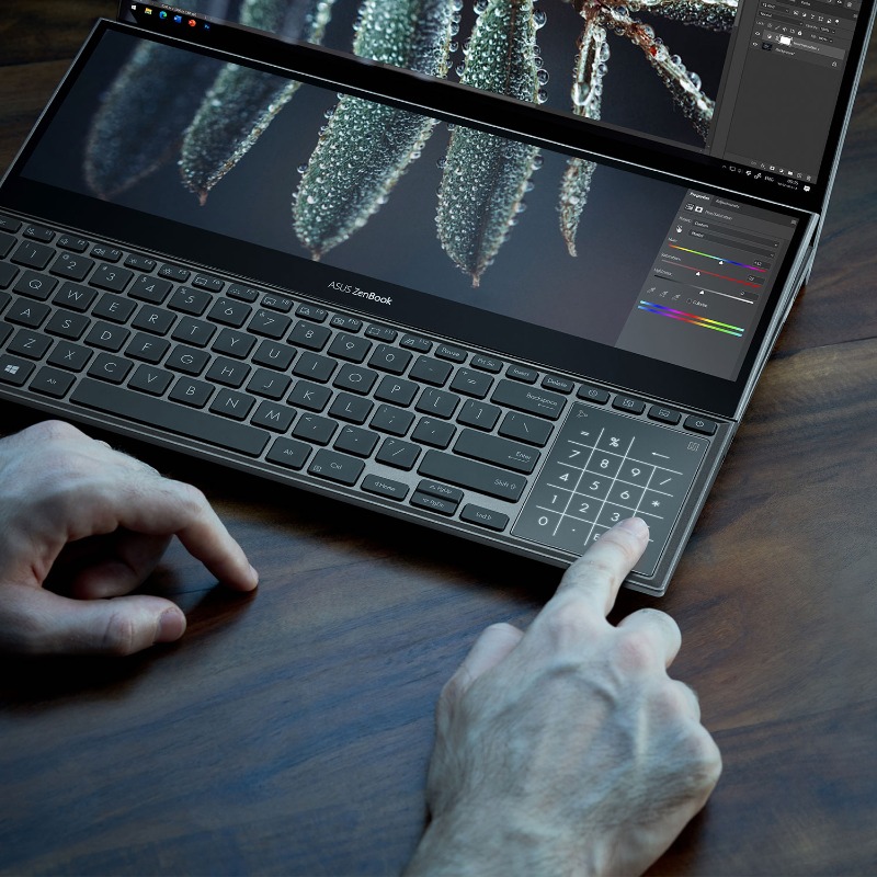AsusFrance's tweet photo. En plus de son second écran, le #ZenBookProDuoOLED est doté du NumPad. Utile pour saisir des données numériques d'un seul doigt !