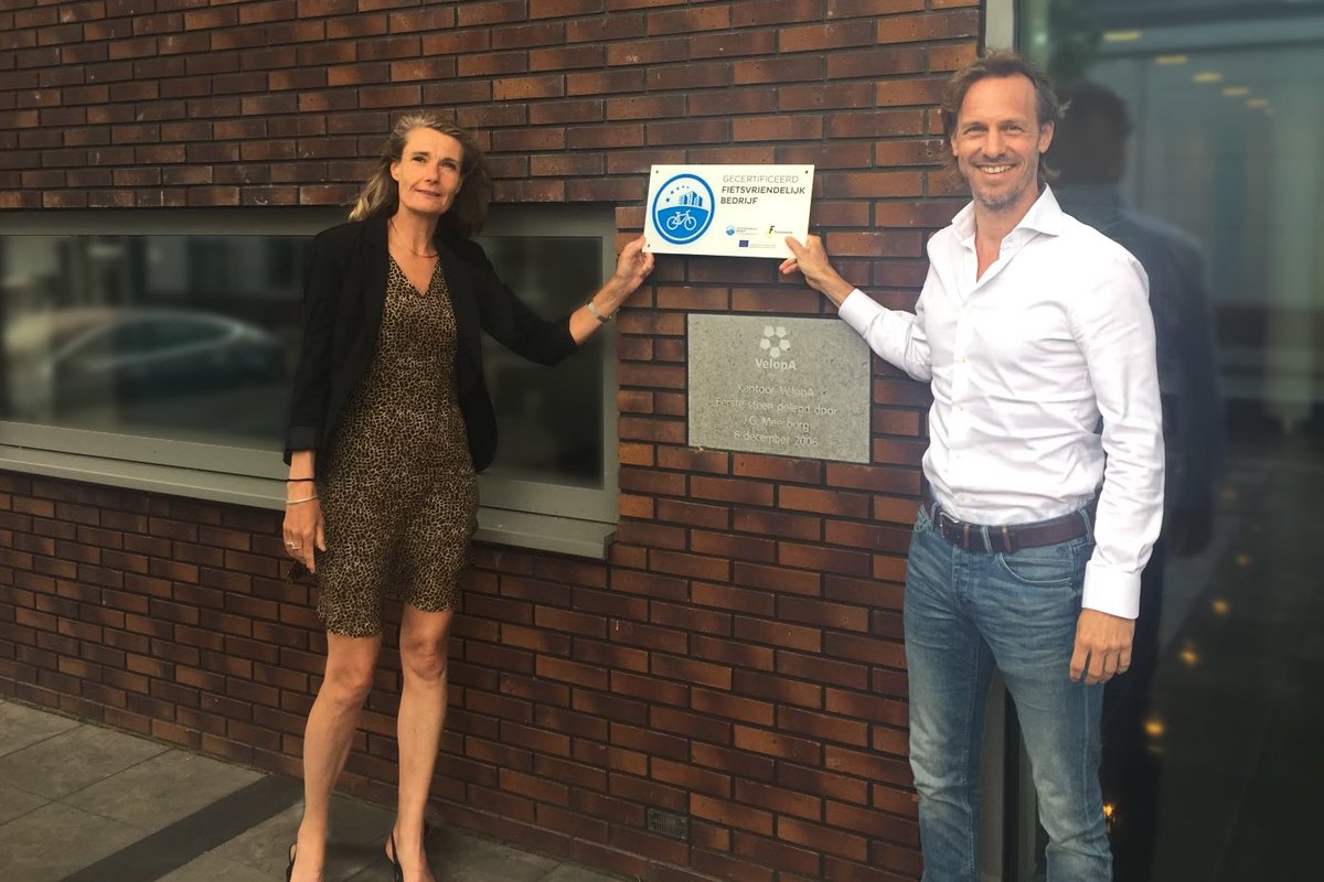 VelopA_BV's tweet photo. Trots! VelopA heeft het ‘gouden certificaat Fietsvriendelijk Bedrijf’ - het hoogst haalbare - in ontvangst mogen nemen van algemeen directeur Esther van Garderen namens de @fietsersbond . #fietsmobiliteit #fietsvriendelijkbedrijf #fietsen #velopa https://t.co/VJbx7qoLc5
